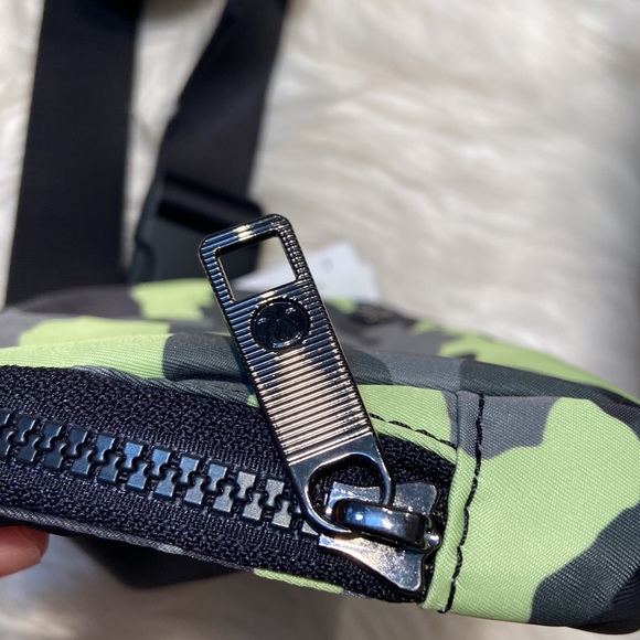 Lululemon Everywhere Belt Bag NWT - Picture 4 of 12